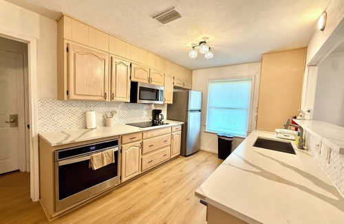 Murphy House | 7-bedroom huge house with pool, mini golf course, pickleball court & pool table.