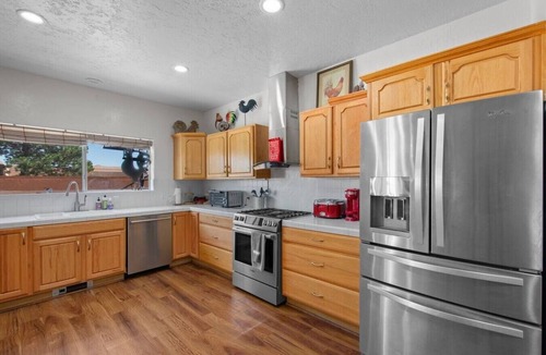 West Bluff House | 7BR Retreat w/gated parking Views & Near Old Town