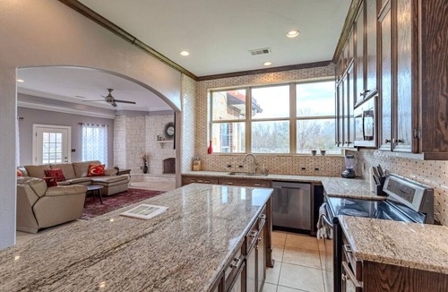 Iowa Colony House | 8BR Ranch house perfect for large families/groups