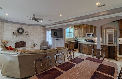Iowa Colony House | 8BR Ranch house perfect for large families/groups