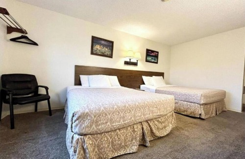 Wolf Point Hotel | A Delightful and Tranquil Retreat Next to Wolf Point Area Museum | Free Parking