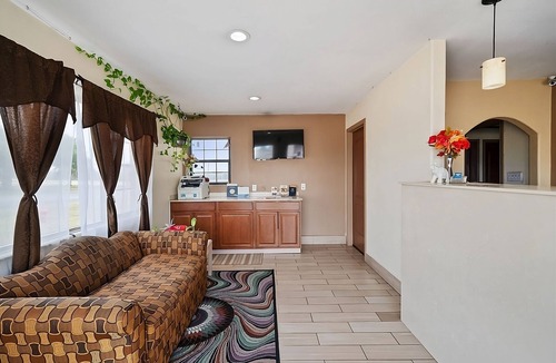 Beeville House | A Place You'll Surely Enjoy! Free Parking, Pets Allowed