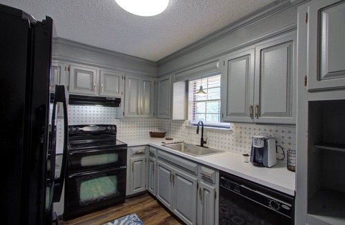 Texarkana House | A Quiet Place - Skyline - King Bed - Garage