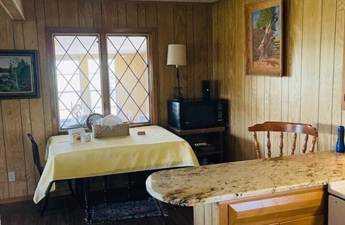 Howardwick Cabin | A spacious vintage cabin with 6 bedrooms and 2.5 bathrooms.