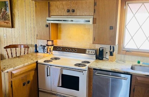 Howardwick Cabin | A spacious vintage cabin with 6 bedrooms and 2.5 bathrooms.