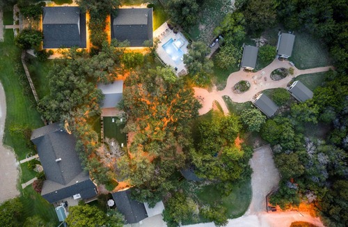 Crawford Cabin | A True Tiny House #2 Experience on Relaxing Retreat Property 20 Minutes to Waco!