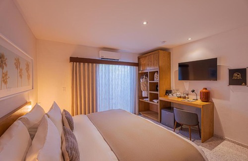 La Paz Hotel | Abasolo Clubhouse