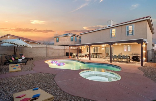 Westside House | ABQ Oasis! Pool and Hot Tub OPEN ALL YEAR!, Game Room, Golf, Great for Reunions!