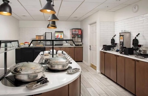 Shearer Hills - Ridgeview Apartment | Accessible 1BR Suite | Hot Breakfast & Pool Access