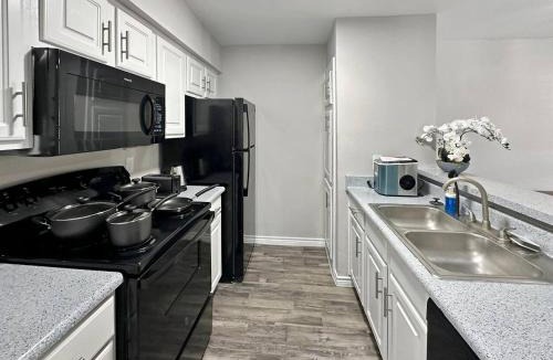 Addison Apartment | Addison Apartment with Free Parking Pool Gym