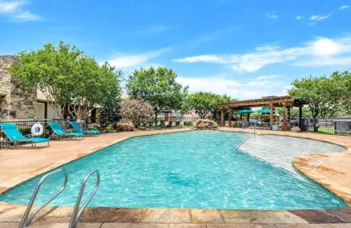 Addison Apartment | Addison Apartment with Free Parking Pool Gym