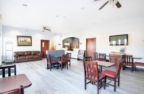 Clute Hotel | Adorable Space for Relaxation Near Local Restaurants