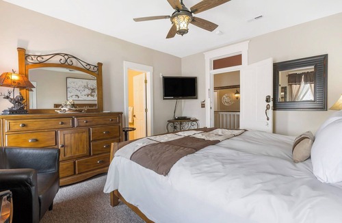 Downtown Branson Hotel | Adults-Only Historic Hotel Stay in Downtown Branson