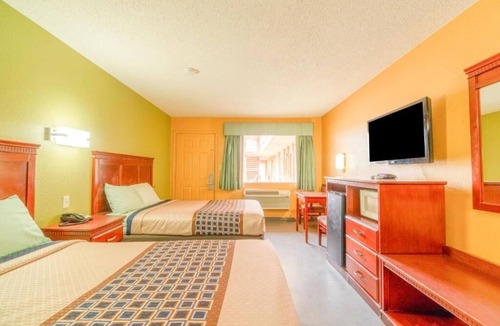Denver City Hotel | Affordable 3-Room Escape w/2 Full Beds & Wi-Fi for Travelers