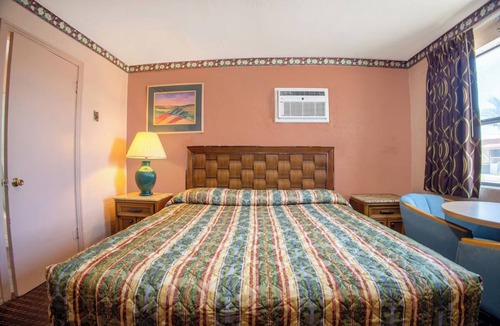 El Paso Hotel | Affordable El Paso King Room w/Work Desk + Refrigerator for Convenience