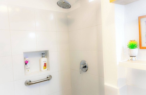 Zona 12 House | Affordable room. 1 single bed, TV, closet. Hot water baths.