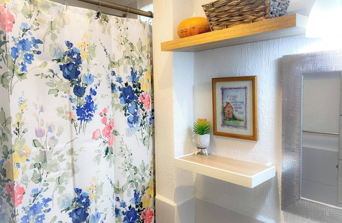 Zona 12 House | Affordable room. 1 single bed, TV, closet. Hot water baths.