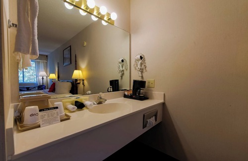 Eureka Springs Hotel | Affordable Queen Bed Room Perfect for Weekenders Exploring Area Caves