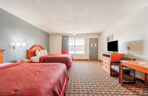 Vernon Hotel | Affordable Retreat Near Orbison Park – Pet-Friendly and Easy Parking
