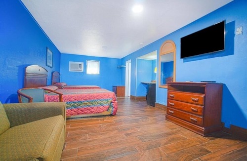 Corpus Christi Hotel | Affordable Room w/Private Bath – Steps to Padre Island Balli Park