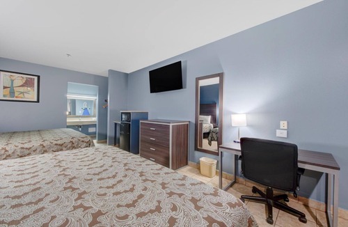 Weslaco Hotel | Affordable Stay w/2 King Beds + Free Parking Close to Downtown Weslaco - 1.7 mi