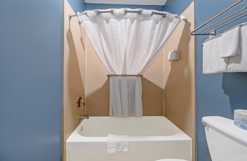Weslaco Hotel | Affordable Stay w/2 King Beds + Free Parking Close to Downtown Weslaco - 1.7 mi