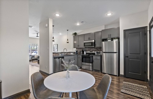 College Station Condo | Aggie Condo 2 Master Bedroom Ensuites
