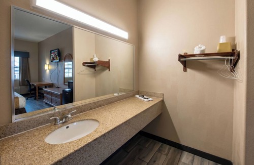 Central City Hotel | Airport Inn & Suites South Padre Island I 37