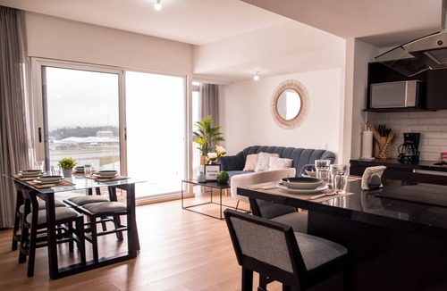 Zona 13 Apartment | Airport view, luxury and central location.