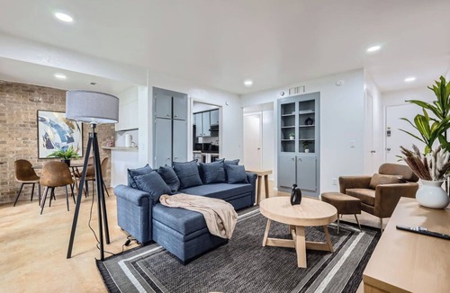 Bouldin Apartment | Airy King Suite Getaway | Sleeps 4 | Pool, Prkg