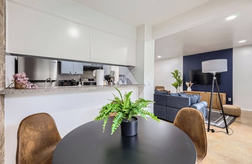Bouldin Apartment | Airy King Suite Getaway | Sleeps 4 | Pool, Prkg