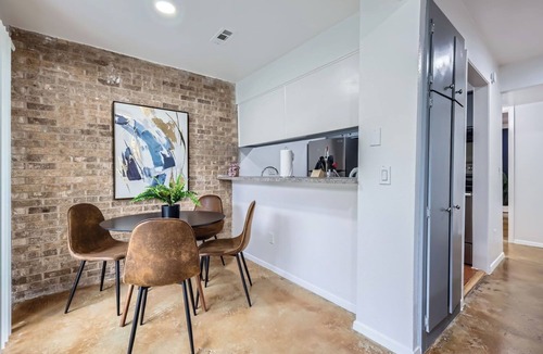Bouldin Apartment | Airy King Suite Getaway | Sleeps 4 | Pool, Prkg