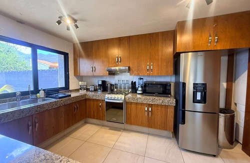 San Antonio Tlayacapan House | Ajijic Modern 2 Bedroom -Salt Pool -Bikes - Patio -Gym -Pickleball Court - BBQ