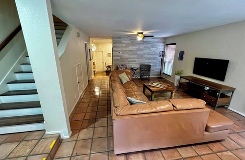 Alamo Heights House | Alamo Heights townhouse centrally located near airport and downtown