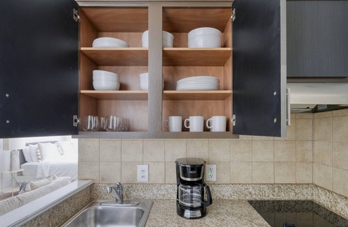 Gateway Apartment | Amazing Gateway Studio w/Gym, Pool, nr Movies, by Blueground