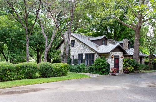Hunt House | Amazing Private Riverfront! Rope swing, floating and concrete Dock! Sleeps 10!