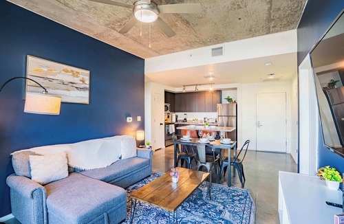Evans Churchill Apartment | Apartment in Central DT with Gym+Pool+Parking+W/D