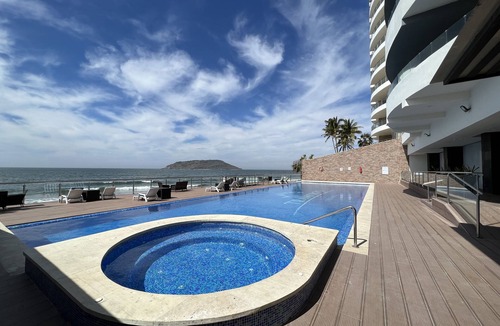 Zona Dorada Apartment | Apartment with ocean view and private access to the beach
