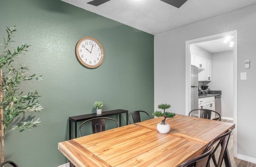 Central Arlington Apartment | Arlington 2BR | AT&T, Globe Life, 6 Flags, Parking