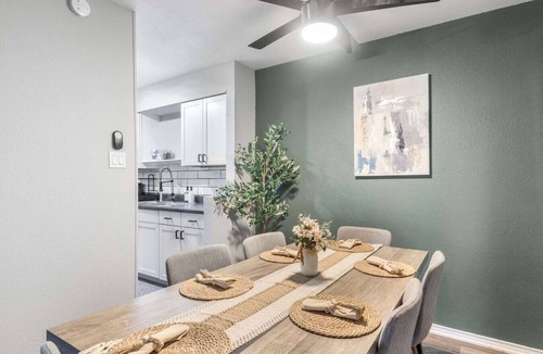 Central Arlington Apartment | Arlington 3BR | AT&T, Globe Life, 6 Flags, Parking