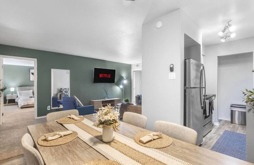 Central Arlington Apartment | Arlington 3BR | AT&T, Globe Life, 6 Flags, Parking