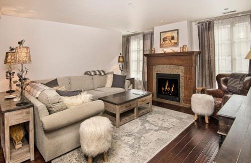 Avon Apartment | Ascent Condo 111
