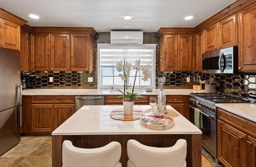 Aspen House | Aspen Core Designer 4 Bdrm, Walk to Everything , A/C, Parking