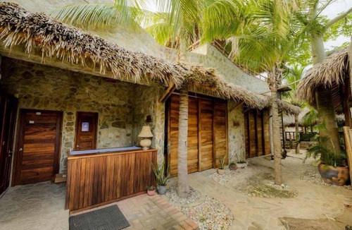 Santa Maria Tonameca House | AUREMA a Quiet Nature Retreat in Agua Blanca, Oaxaca. AC Rustic design Pool