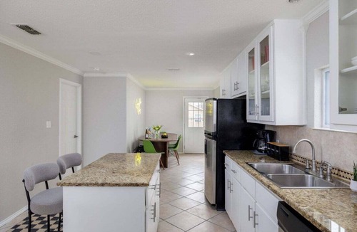 McKinley Heights House | 🌳 Austin East Side Charmer · Big Backyard, Pellet Grill & Fire Pit 🔥