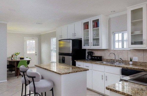 McKinley Heights House | 🌳 Austin East Side Charmer · Big Backyard, Pellet Grill & Fire Pit 🔥