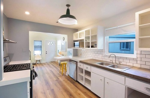 Holly House | Authentic ATX Cowboy Pool Home ❤️ Walk to East 6th St | Minutes to UT, COTA, ACL