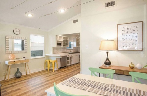 Holly House | Authentic ATX Cowboy Pool Home ❤️ Walk to East 6th St | Minutes to UT, COTA, ACL