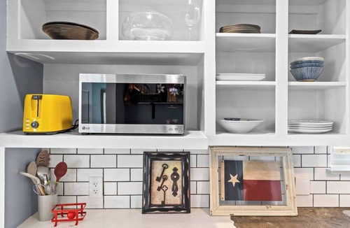 Holly House | Authentic ATX Cowboy Pool Home ❤️ Walk to East 6th St | Minutes to UT, COTA, ACL
