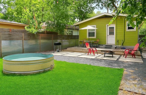 Holly House | Authentic ATX Cowboy Pool Home ❤️ Walk to East 6th St | Minutes to UT, COTA, ACL